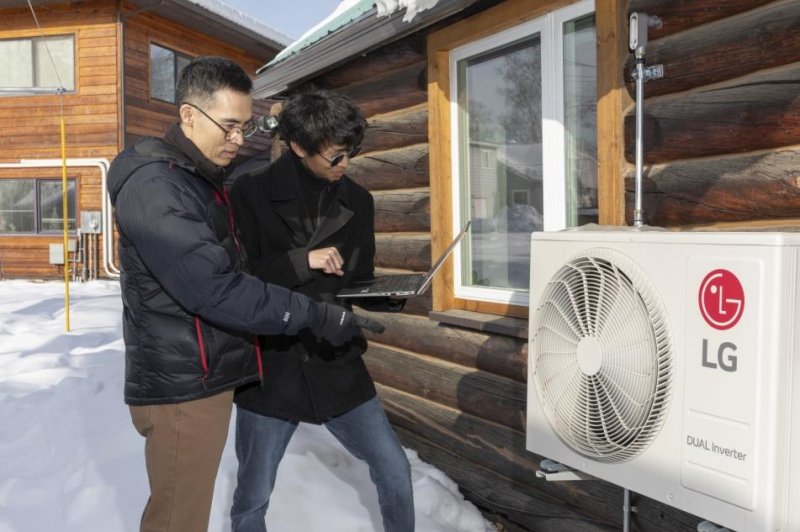 LG전자 연구원(오른쪽)과 알래스카 페어뱅크스 김선우 교수가 혹한에서도 고성능을 내는 히트펌프를 테스트하고 있다. LG전자 제공