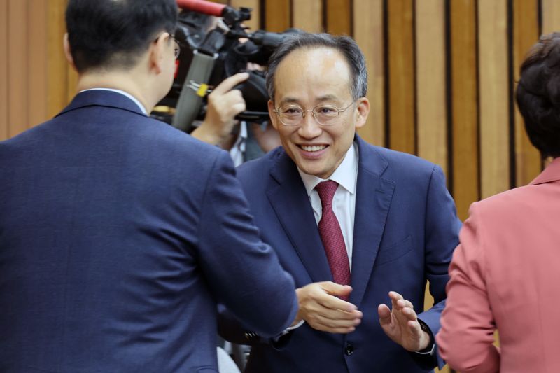 국민의힘 추경호 원내대표가 25일 국회에서 열린 국정감사대책회의에서 참석한 의원들과 인사하고 있다. 사진=서동일 기자