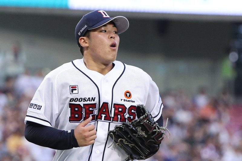 25일 오후 서울 송파구 잠실야구장에서 열린 ‘2024 신한 SOL 뱅크 KBO리그’ 키움 히어로즈와 두산 베어스의 경기에서 4회초를 1실점으로 막은 두산 선발 시라카와가 안도의 한숨을 내쉬고 있다.뉴스1
