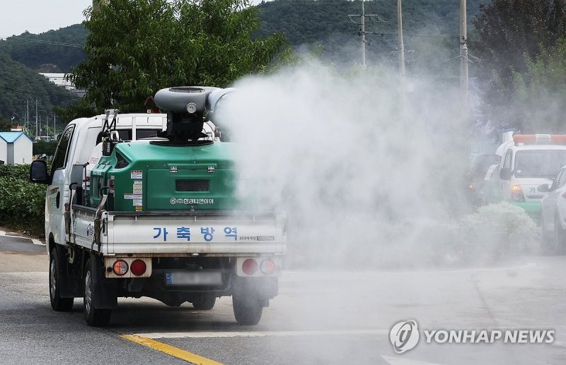 9월 19일 럼피스킨이 발생한 경기도 여주시 한우농가 주변에서 방역차가 분주하게 움직이고 있다. 연합뉴스