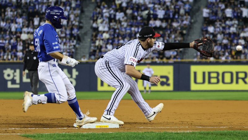 17일 오후 서울 송파구 잠실야구장에서 열린 프로야구 '2024 신한 SOL 뱅크 KBO 포스트시즌' 플레이오프 3차전 삼성 라이온즈와 LG 트윈스의 경기, 8회초 1사 주자없는 상황에서 삼성 김지찬이 2루수 내야안타를 치고 1루에서 세이프되고 있다. 2024.10.17/뉴스1 ⓒ News1 김도우 기자