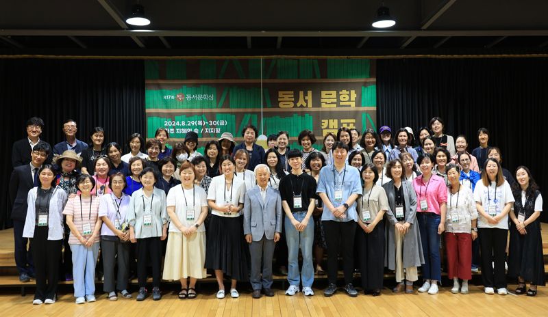 동서식품이 진행한 제17회 ‘삶의향기 동서문학상’ 시상식에서 수상자와 회사 관계자들이 기념 촬영을 하고 있다. 동서식품 제공