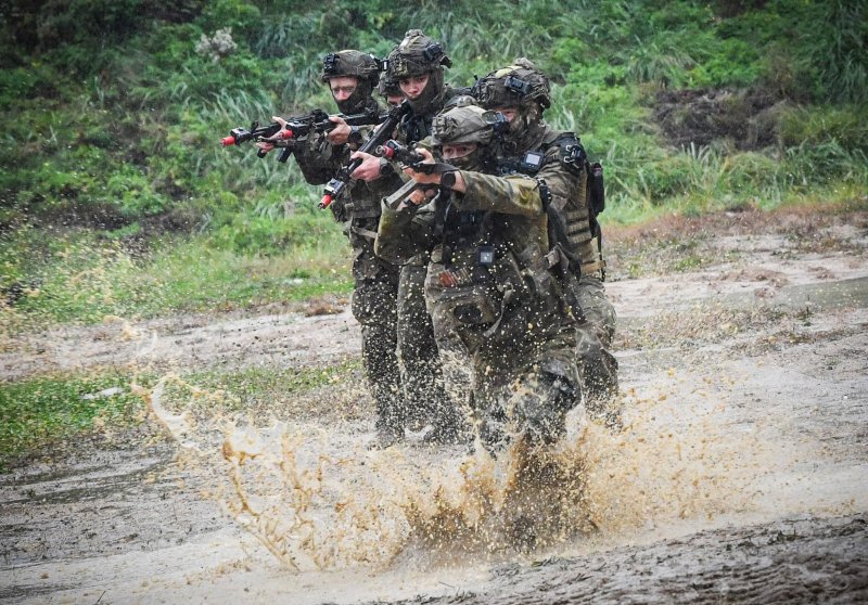 [육군 제7보병사단 상승불사조여단은 강원도 인제 육군과학화전투훈련단에서 호주군과 함께 최초로 '한-호 연합 KCTC 훈련'을 실시했다고 25일 밝혔다. 호주군 장병들이 도시지역작전훈련장에서 목표 건물을 점령하기 위해 기동하고 있다. 사진=육군 제공