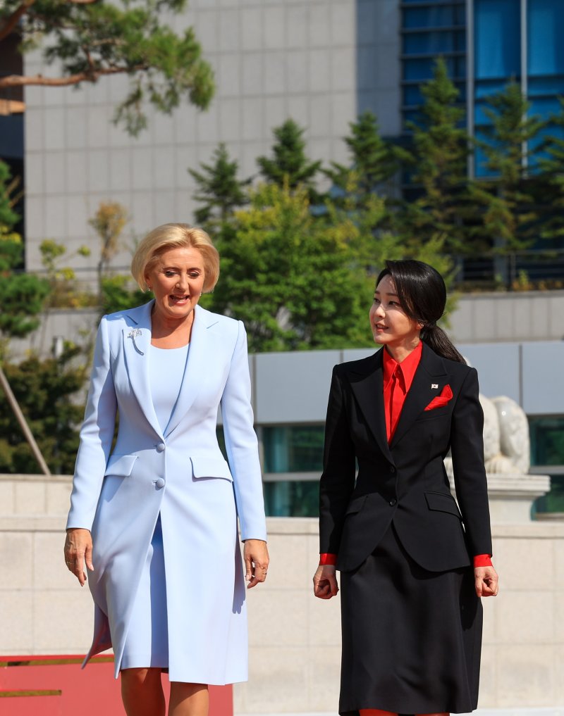 윤석열 대통령의 부인 김건희 여사가 24일 서울 용산 대통령실 앞 잔디마당에서 열린 안제이 두다 폴란드 대통령 국빈 방한 공식 환영식에서 아가타 코른하우저 두다 여사와 이야기를 나누고 있다. (대통령실 제공) 2024.10.24/뉴스1 ⓒ News1 송원영 기자