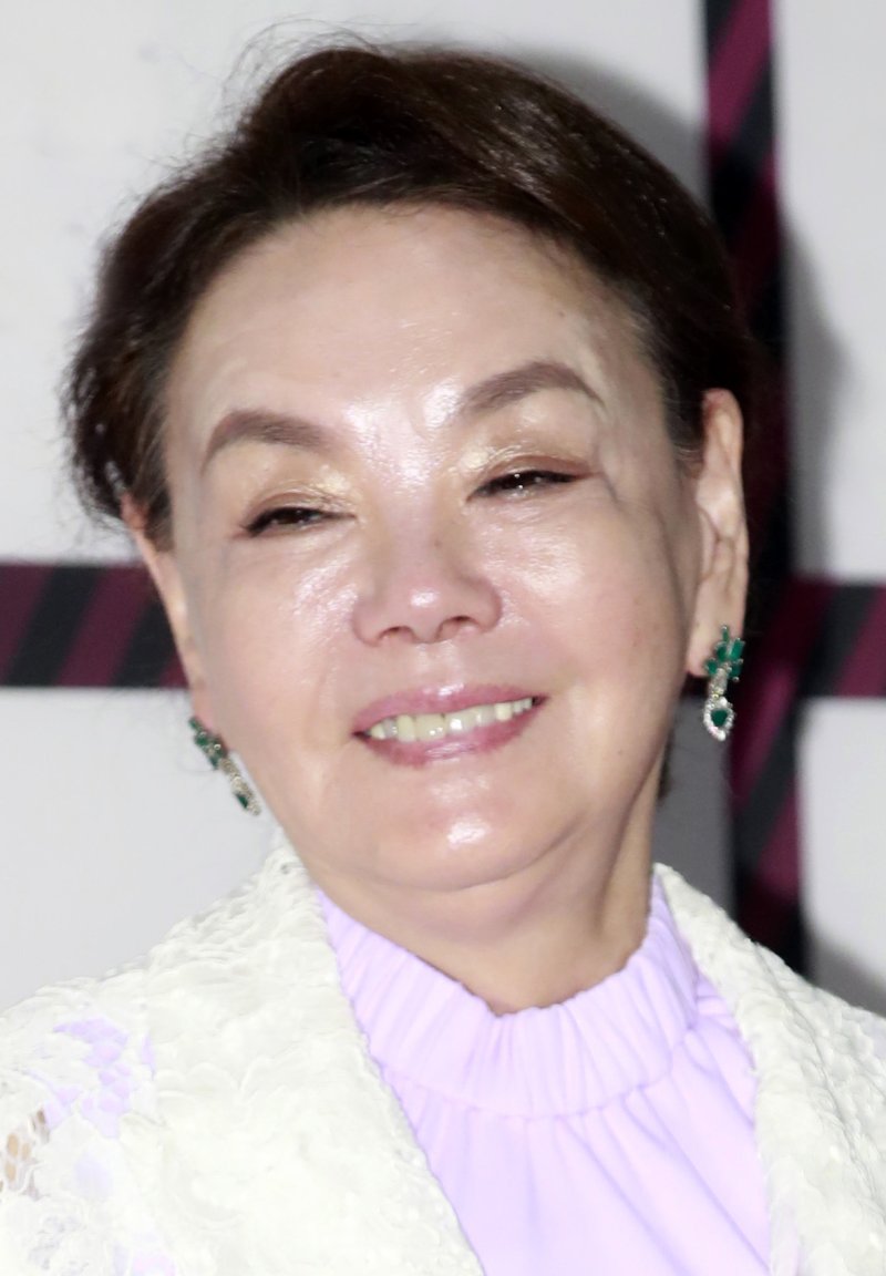 배우 김수미가 25일 오전 별세했다. 향년 75세. 김수미는 지난 5월과 7월 건강상 이유로 병원에 입원해 활동을 잠정 중단한 바 있습니다. 당시 연극 '친정엄마', tvN '회장님네 사람들', KBS2 '사장님 귀는 당나귀 귀' 등 연극, 예능 출연으로 바쁜 나날을 보낸 김수미는 컨디션 이상을 느끼고 휴식이 필요하다는 의료진의 진단을 받아 병원 치료를 받으며 컨디션을 회복할 계획이라 밝힌 바 있다. 사진은 배우 김수미가 지난 2020년 6월8일 서울 장충동 신라호텔에서 열린 한 행사에 참석해 포즈를 취하고 있는 모습.(뉴스1 DB