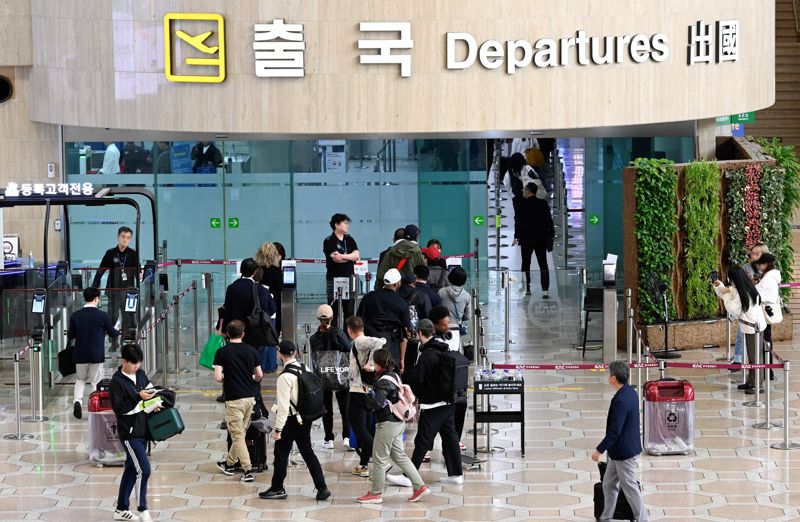 김포공항을 찾은 해외 여행객들이 국제선 탑승동으로 이동하고 있다. 한국공항공사 제공