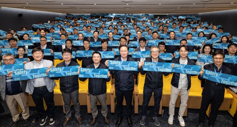 우기홍 대한항공 대표이사 사장(오른쪽 네번째), 유종석 대한항공 안전보건 총괄 겸 오퍼레이션부문 부사장(오른쪽 다섯번째)이 25일 서울 강서구 대한항공 본사에서 열린 제2회 '세이프티 데이'에서 임직원들과 기념촬영을 하고 있다. 대한항공 제공