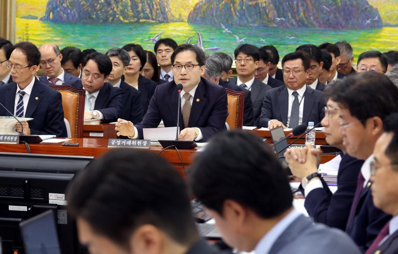 [서울=뉴시스] 조성봉 기자 = 한기정 공정거래위원장이 21일 오전 서울 여의도 국회 정무위원회에서 열린 공정거래위원회, 한국소비자원 등에 대한 국정감사에서 의원들의 질의에 답변하고 있다. 2024.10.21. suncho21@newsis.com
