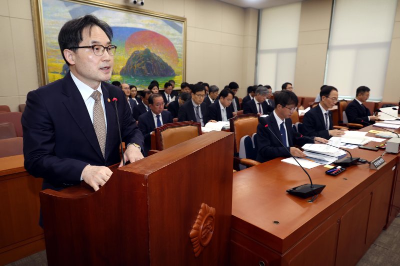 [서울=뉴시스] 조성봉 기자 = 한기정 공정거래위원장이 21일 오전 서울 여의도 국회 정무위원회에서 열린 공정거래위원회, 한국소비자원 등에 대한 국정감사에서 업무보고를 하고 있다. 2024.10.21. suncho21@newsis.com