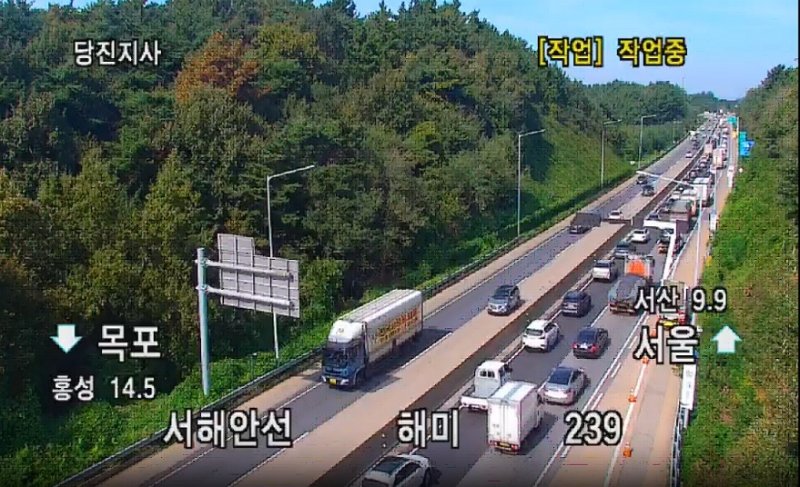 25일 낮 12시13분께 충남 서산 해미면 서해안고속도로 서울방향 239km 지점에서 승용차와 스포츠유틸리티 차량(SUV) 등이 추돌하는 사고가 발생했다. 서산 해미면 서해안고속도로 교통사고 현장. (한국도로공사 CCTV 화면 캡쳐) /뉴스1