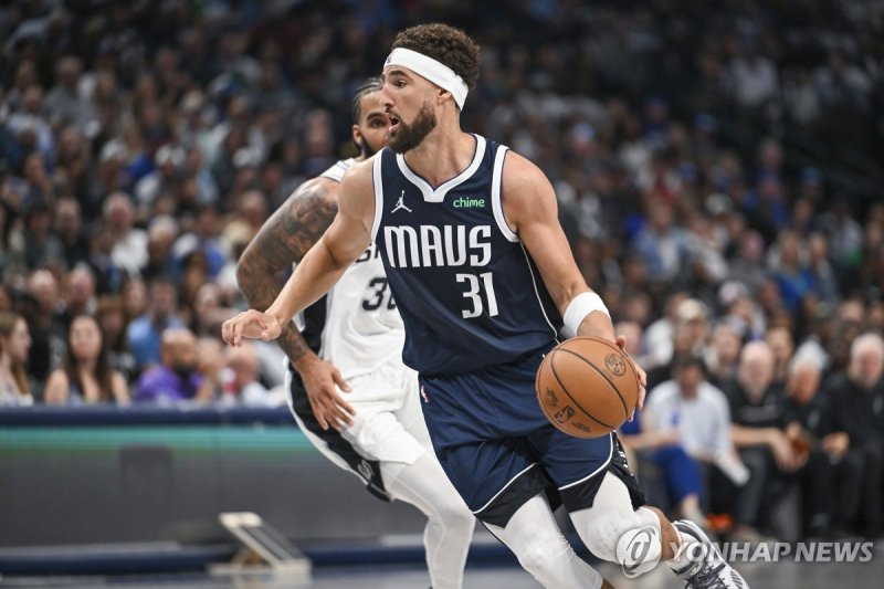 댈러스의 톰프슨 Dallas Mavericks' guard Klay Thompson drives to the basket during the second half in an NBA basketball game against the San Antonio Spurs, Thursday, Oct. 24, 2024, in Dallas, Texas. (AP Photo/Albert Pena)