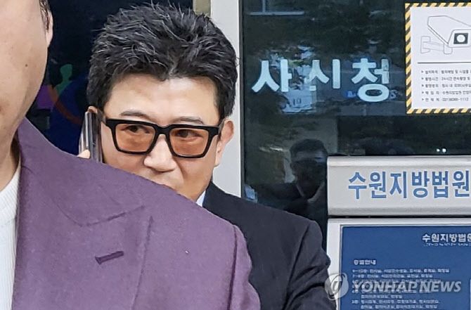 음주 상태로 차량을 몰고 도로를 운전한 혐의를 받는 배우 박상민이 25일 오전 수원지법 안양지원에서 열린 결심공판에 출석한 뒤 법원을 빠져나가고 있다. /사진=연합뉴스