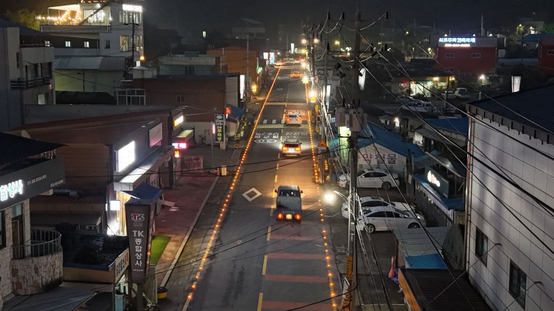 대구 달성군 동곡리 칼국수 거리 280m 구간에 설치된 태양광 발광다이오드(LED) 도로표지병. (대구 달성군 제공)