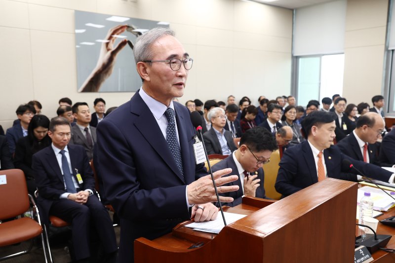 김영섭 KT 대표가 25일 오후 서울 여의도 국회 과학기술정보방송통신위원회에서 열린 과학기술정보통신부·원자력안전위원회·우주항공청 등에 대한 종합 국정감사에서 의원 질의에 답변하고 있다. 뉴스1