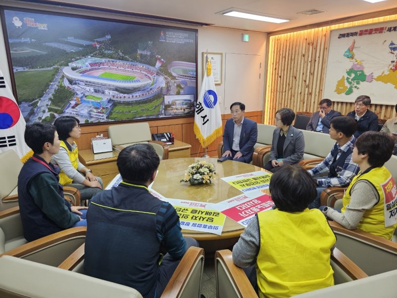25일 마트노조와 김해시 관계자들이 마트 의무 휴업일 변경과 관련해 대화를 나누고 있다. 2024.10.25 ⓒ 뉴스1 박민석 기자