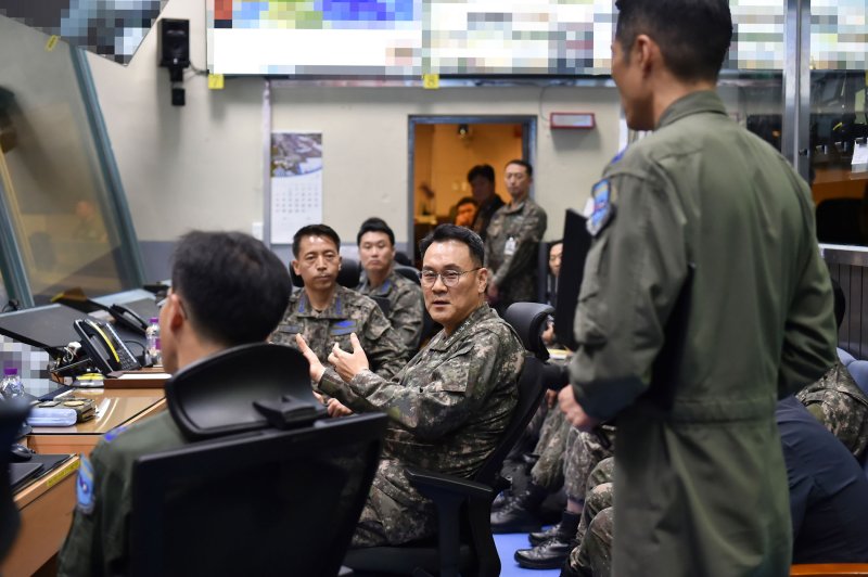 김명수 합참의장이 25일 공군작전사령부 항공우주작전본부에서 '24 호국훈련 상황을 점검하며 "현 상황의 엄중함을 인식한 가운데 확고한 대비태세를 유지하여 압도적이고 강력한 항공우주력으로 적을 압도할 수 있도록 능력을 갖출 것"을 당부하고 있다. 사진=합참 제공