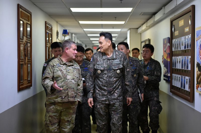 김명수 합참의장이 25일 주한 미 우주군 사령부를 방문해 주한 미 우주군 사령관 패트릭 대령과 이동하며 한미 우주작전태세에 관해 의견을 교환하고 있다. 사진=합참 제공