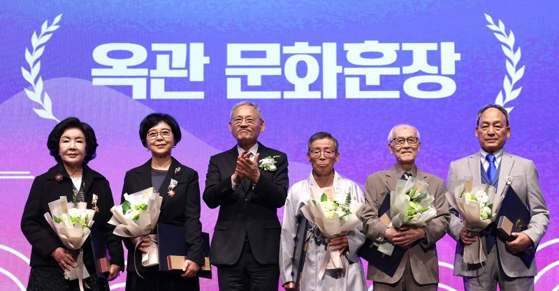 유인촌 장관 2024 문화예술발전 유공 시상식. 문체부 제공