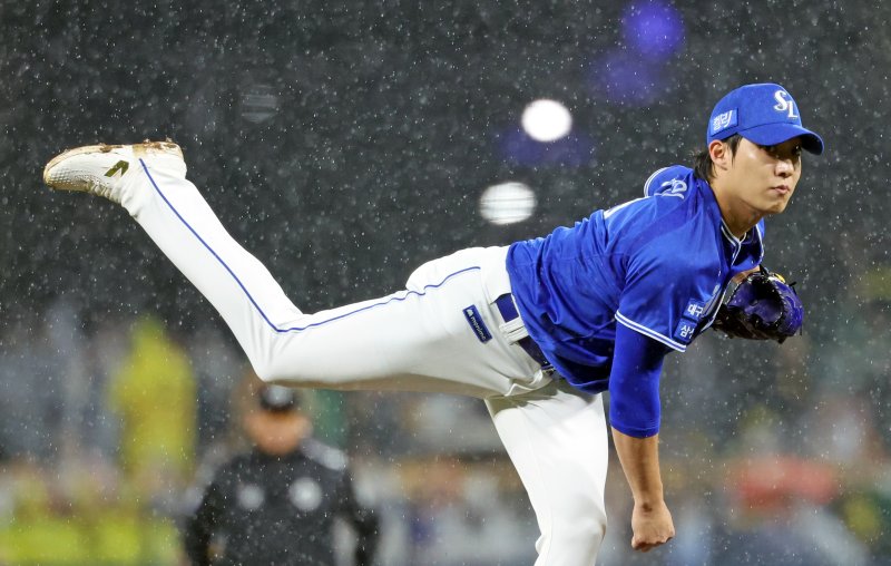 [광주=뉴시스] 김금보 기자 = 21일 광주 북구 광주-기아챔피언스필드에서 열린 2024 KBO 포스트시즌 한국시리즈 1차전 삼성 라이온즈와 KIA 타이거즈의 경기, 1회말 삼성 선발 원태인이 역투를 하고 있다. 2024.10.21. kgb@newsis.com
