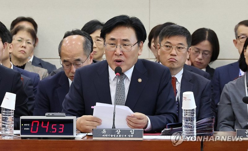 의원 질의에 답변하는 유상임 과기정통부 장관 의원 질의에 답변하는 유상임 과기정통부 장관 (서울=연합뉴스) 김주형 기자 = 25일 오전 서울 여의도 국회에서 열린 과학기술정보방송통신위원회의 과학기술정보통신부, 원자력안전위원회 등의 국정감사에서 유상임 과학기술정보통신부 장관이 의원 질의에 답변하고 있다. 2024.10.25 kjhpress@yna.co.kr (끝)