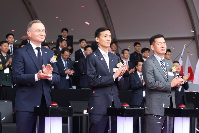 김동관 한화그룹 부회장(앞줄 왼쪽 두번째)과 안제이 두다 폴란드 대통령(앞줄 왼쪽 첫번째)이 25일 한화에어로스페이스 창언3사업장에서 K9 등 실물장비 기동시연을 보며 박수를 치고 있다. 한화에어로스페이 제공