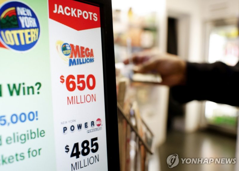 복권 구매하는 미국인 A customer makes a lottery purchase as a display shows the Mega Millions jackpot at $650 million dollars and Powerball jackpot at $485 million dollars in Rockefeller Center on Tuesday, March 5, 2024 in New York City. Photo by John Angelillo/UPI