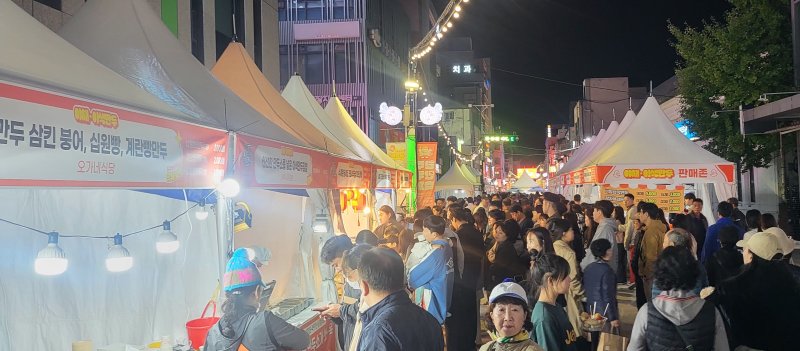 '2024 원주 만두축제'가 25일 강원 중앙동 전통시장과 문화의 거리, 지하상가 일대에서 '원주만두로路 맛지순례'라는 주제로 열리고 있다. 2024.10.25/뉴스1 ⓒ News1 신관호 기자