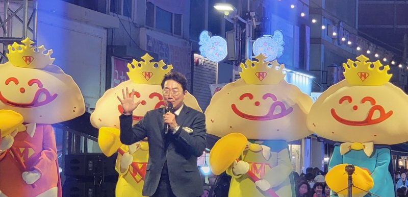 '2024 원주 만두축제'가 25일 강원 중앙동 전통시장과 문화의 거리, 지하상가 일대에서 '원주만두로路 맛지순례'라는 주제로 열리고 있다. 2024.10.25/뉴스1 ⓒ News1 신관호 기자