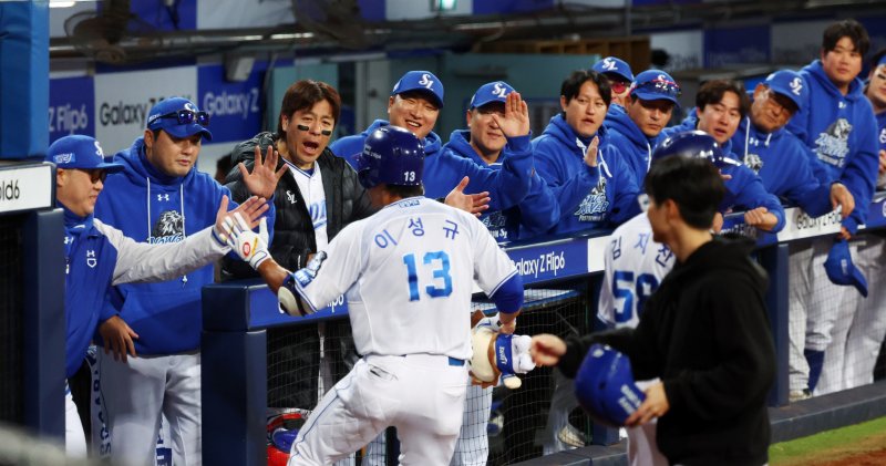 [대구=뉴시스] 전신 기자 = 25일 대구 수성구 대구삼성라이온즈파크에서 열린 2024 KBO 포스트시즌 한국시리즈 3차전 KIA 타이거즈와 삼성 라이온즈의 경기에서 3회말 1사 삼성 이성규가 솔로 홈런을 친 뒤 박진만 감독과 하이파이브를 하고 있다. 2024.10.25. photo1006@newsis.com