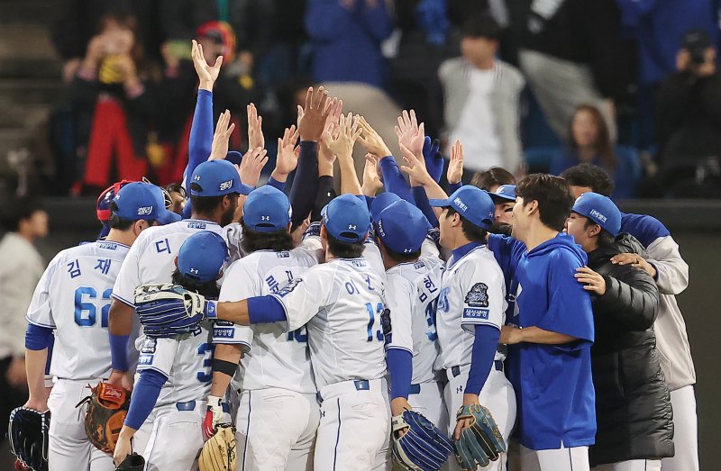 25일 오후 대구 삼성라이온즈파크에서 열린 프로야구 '2024 신한 SOL 뱅크 KBO 포스트시즌' 한국시리즈 3차전 KIA 타이거즈와 삼성 라이온즈의 경기, 4대2 승리를 거두며 2패 뒤 1승을 거둔 삼성 선수들이 기쁨을 나누고 있다. 2024.10.25/뉴스1 ⓒ News1 김진환 기자