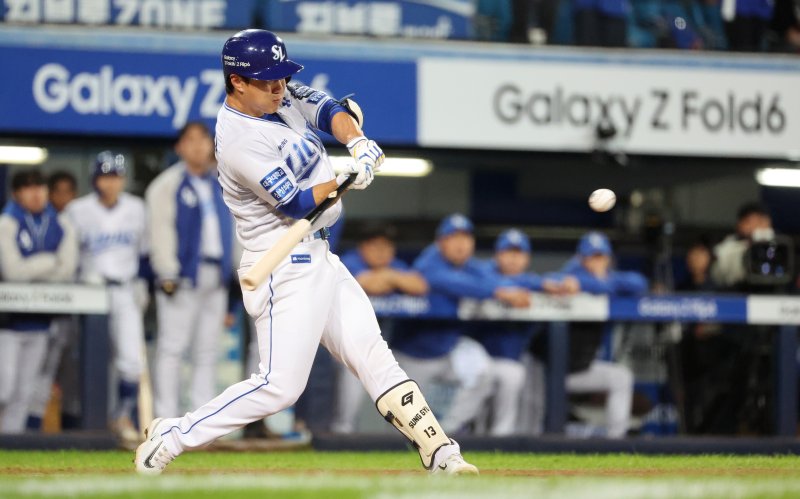 [대구=뉴시스] 이무열 기자 = 25일 대구 수성구 대구삼성라이온즈파크에서 열린 2024 KBO 포스트시즌 한국시리즈 3차전 KIA 타이거즈와 삼성 라이온즈의 경기, 3회말 1사 주자 없는 상황에서 삼성 이성규가 솔로 홈런을 때리고 있다. 2024.10.25. lmy@newsis.com