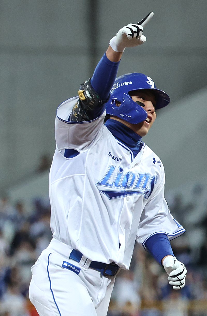 [대구=뉴시스] 김금보 기자 = 25일 대구 수성구 대구삼성라이온즈파크에서 열린 2024 KBO 포스트시즌 한국시리즈 3차전 KIA 타이거즈와 삼성 라이온즈의 경기, 5회말 1사 주자없는 상황 삼성 김영웅이 솔로홈런을 치고 세리머니를 하며 베이스를 돌고 있다. 2024.10.25. kgb@newsis.com