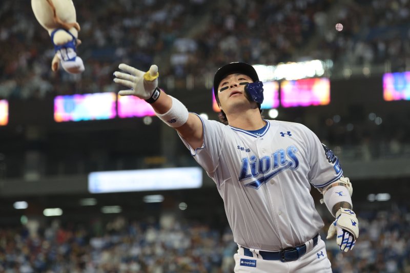 [대구=뉴시스] 김금보 기자 = 25일 대구 수성구 대구삼성라이온즈파크에서 열린 2024 KBO 포스트시즌 한국시리즈 3차전 KIA 타이거즈와 삼성 라이온즈의 경기, 7회말 무사 주자 없는 상황에서 삼성 박병호가 솔로 홈런을 때린 뒤 팬들에게 인형을 선물하고 있다. 2024.10.25. kgb@newsis.com