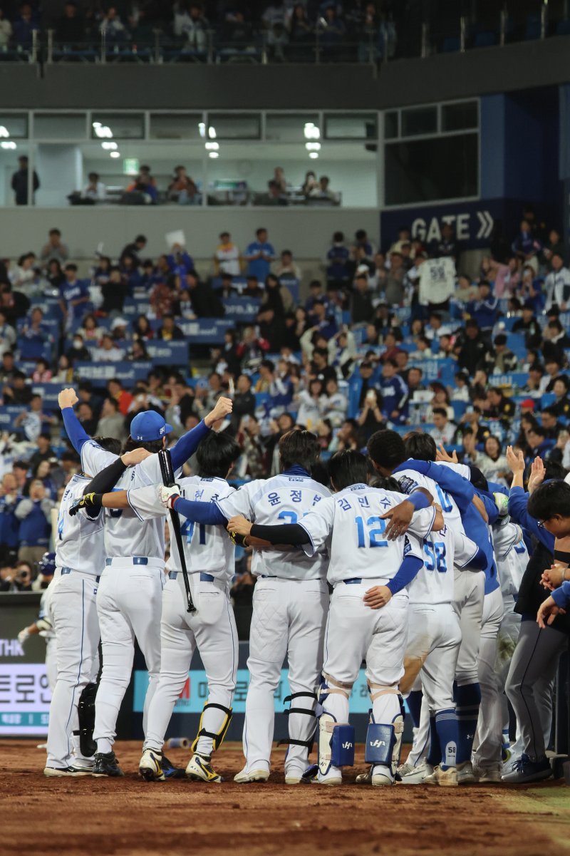[대구=뉴시스] 김금보 기자 = 25일 대구 수성구 대구삼성라이온즈파크에서 열린 2024 KBO 포스트시즌 한국시리즈 3차전 KIA 타이거즈와 삼성 라이온즈의 경기, 7회말 무사 주자 없는 상황에서 삼성 박병호가 솔로 홈런을 때린 기뻐하고 있다. 2024.10.25. kgb@newsis.com