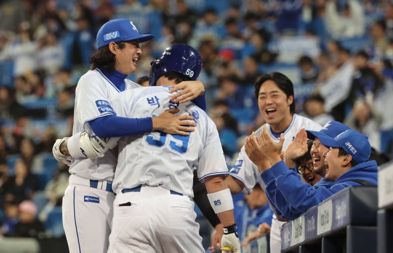 [대구=뉴시스] 김금보 기자 = 25일 대구 수성구 대구삼성라이온즈파크에서 열린 2024 KBO 포스트시즌 한국시리즈 3차전 KIA 타이거즈와 삼성 라이온즈의 경기, 7회말 무사 주자 없는 상황에서 삼성 박병호가 솔로 홈런을 때린 뒤 구자욱과 기뻐하고 있다. 2024.10.25. kgb@newsis.com