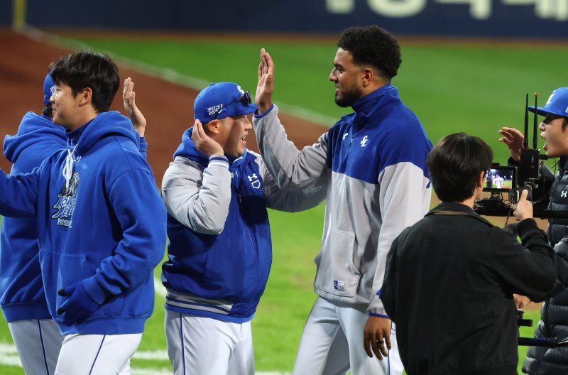 [대구=뉴시스] 전신 기자 = 25일 대구 수성구 대구삼성라이온즈파크에서 열린 2024 KBO 포스트시즌 한국시리즈 3차전 KIA 타이거즈와 삼성 라이온즈의 경기에서 4-2 승리한 삼성 박진만 감독과 레예스가 하이파이브를 하고 있다. 2024.10.25. photo1006@newsis.com