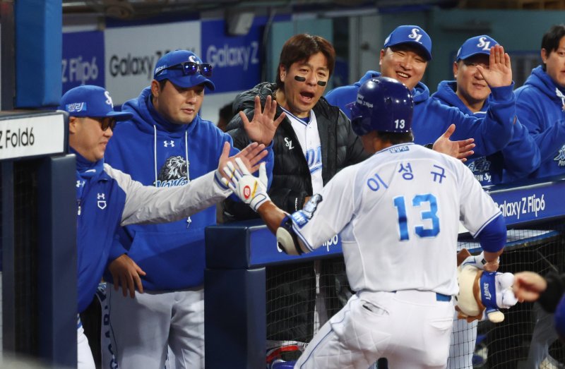 [대구=뉴시스] 전신 기자 = 25일 대구 수성구 대구삼성라이온즈파크에서 열린 2024 KBO 포스트시즌 한국시리즈 3차전 KIA 타이거즈와 삼성 라이온즈의 경기에서 3회말 1사 삼성 이성규가 솔로 홈런을 친 뒤 박진만 감독과 하이파이브를 하고 있다. 2024.10.25. photo1006@newsis.com