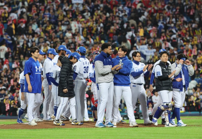 [대구=뉴시스] 김금보 기자 = 25일 대구 수성구 대구삼성라이온즈파크에서 열린 2024 KBO 포스트시즌 한국시리즈 3차전 KIA 타이거즈와 삼성 라이온즈의 경기, 4-2로 승리한 삼성 레예스와 선수들이 자축하고 있다. 2024.10.25. kgb@newsis.com