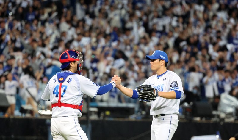 [대구=뉴시스] 이무열 기자 = 25일 대구 수성구 대구삼성라이온즈파크에서 열린 2024 KBO 포스트시즌 한국시리즈 3차전 KIA 타이거즈와 삼성 라이온즈의 경기, 4-2로 승리한 삼성 마무리 투수 김재윤과 포수 강민호가 기뻐하고 있다. 2024.10.25. lmy@newsis.com