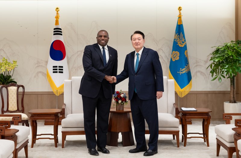 [서울=뉴시스] 조수정 기자 = 윤석열 대통령이 21일 서울 용산 대통령실에서 데이비드 라미 영국 외교부 장관을 접견하고 있다. (사진=대통령실 제공) 2024.10.21. photo@newsis.com