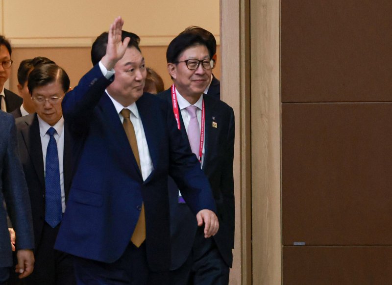 [부산=뉴시스] 최진석 기자 = 윤석열 대통령이 22일 부산항국제전시컨벤션센터(BPEX)에서 열린 '27회 IAVE 2024 부산세계자원봉사대회' 개회식에 입장하고 있다. (대통령실통신사진기자단) 2024.10.22. myjs@newsis.com