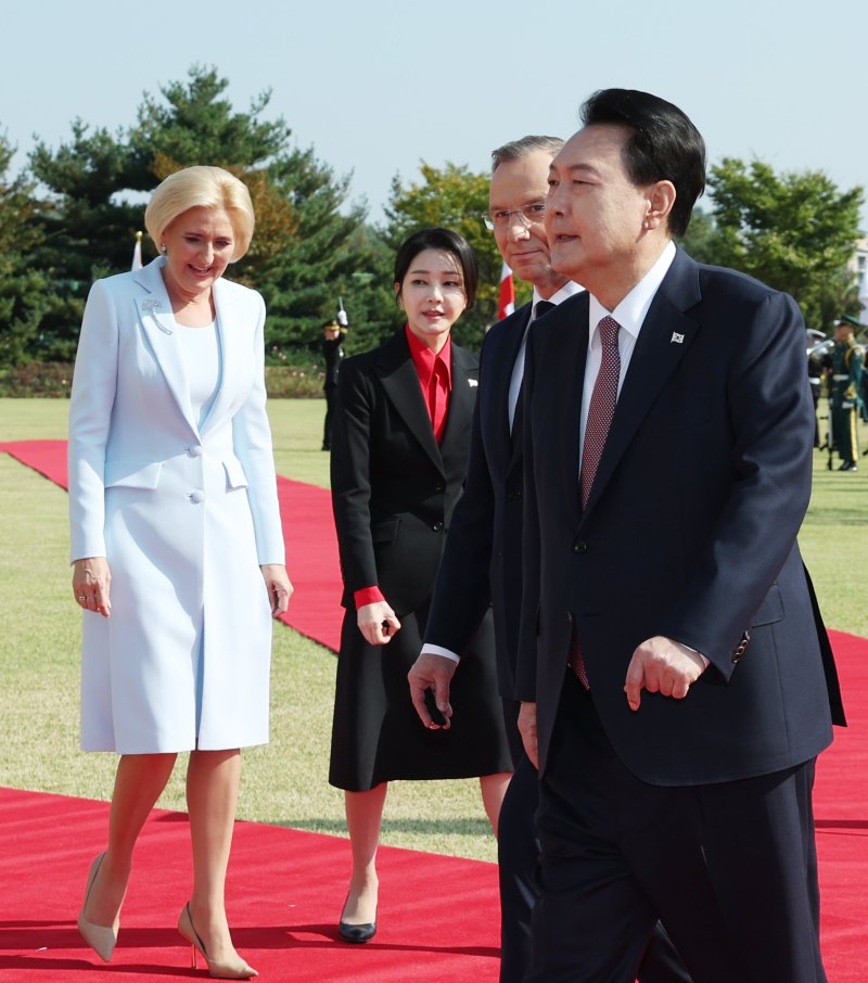 [서울=뉴시스] 조수정 기자 = 윤석열 대통령과 국빈 방한한 안제이 두다 폴란드 대통령이 24일 서울 용산 대통령실 청사에서 열린 공식환영식에서 의장대를 사열하고 있다. 뒤는 윤 대통령 부인 김건희 여사와 아가타 콘하우저-두다 폴란드 대통령 부인. 2024.10.24. chocrystal@newsis.com