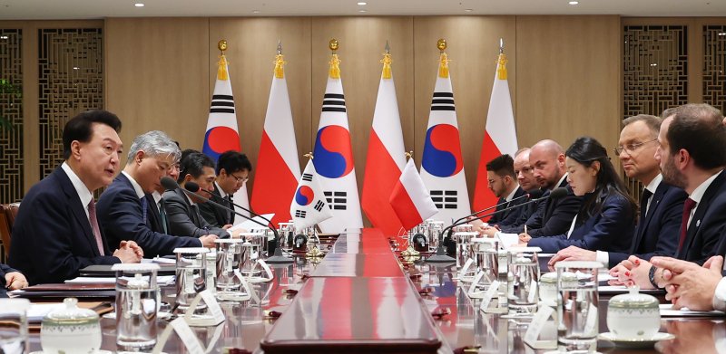 [서울=뉴시스] 최진석 기자 = 윤석열 대통령이 24일 서울 용산 대통령실 청사에서 열린 국빈방한한 안제이 두다 폴란드 대통령과의 한-폴란드 확대정상회담에서 발언하고 있다. 2024.10.24. myjs@newsis.com