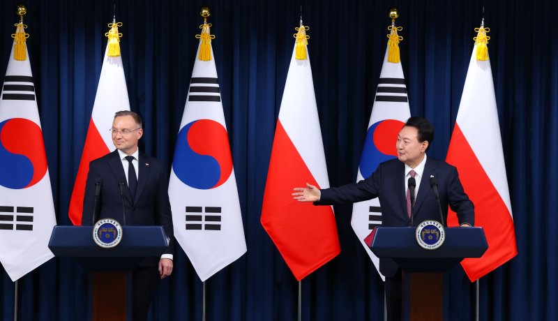 [서울=뉴시스] 조수정 기자 = 윤석열 대통령이 24일 서울 용산 대통령실 청사에서 국빈 방한한 안제이 두다 폴란드 대통령과의 한-폴란드 공동언론발표를 마친 뒤 사회자에게 질문을 받겠다고 발언하고 있다. 2024.10.24. chocrystal@newsis.com