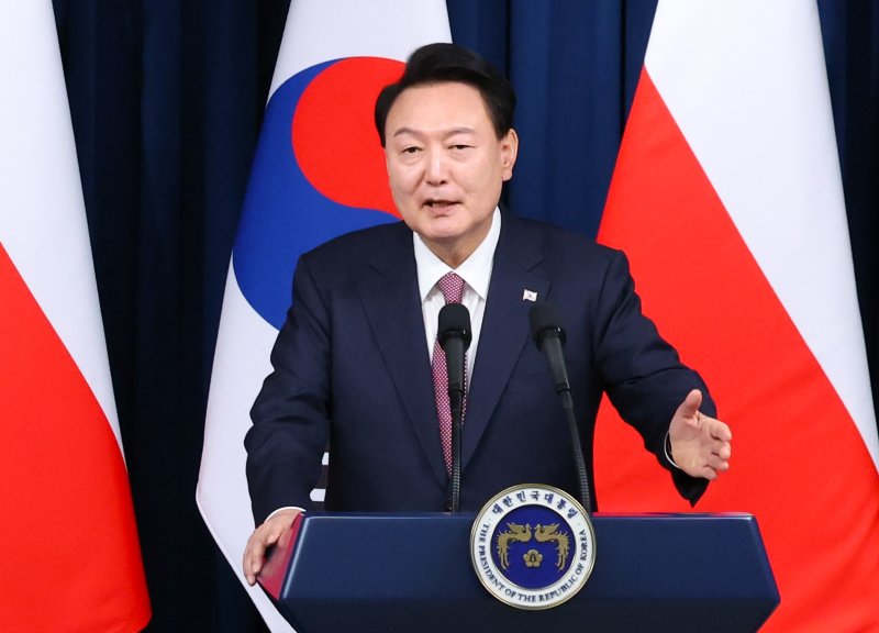 [서울=뉴시스] 조수정 기자 = 윤석열 대통령이 24일 서울 용산 대통령실 청사에서 열린 한-폴란드 공동언론발표에서 발언하고 있다. 2024.10.24. chocrystal@newsis.com