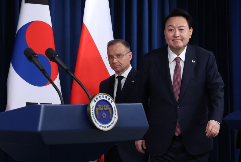 [서울=뉴시스] 조수정 기자 = 윤석열 대통령과 국빈 방한한 안제이 두다 폴란드 대통령이 24일 서울 용산 대통령실 청사에서 공동언론발표를 위해 브리핑실에 입장하고 있다. 2024.10.24. chocrystal@newsis.com