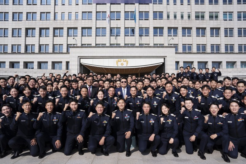 윤석열 대통령이 지난 25일 서울 용산 대통령실에 견학 온 공군사관학교 생도들을 깜짝 방문해 기념촬영하고 있다. (사진=대통령실 제공) /사진=뉴시스화상