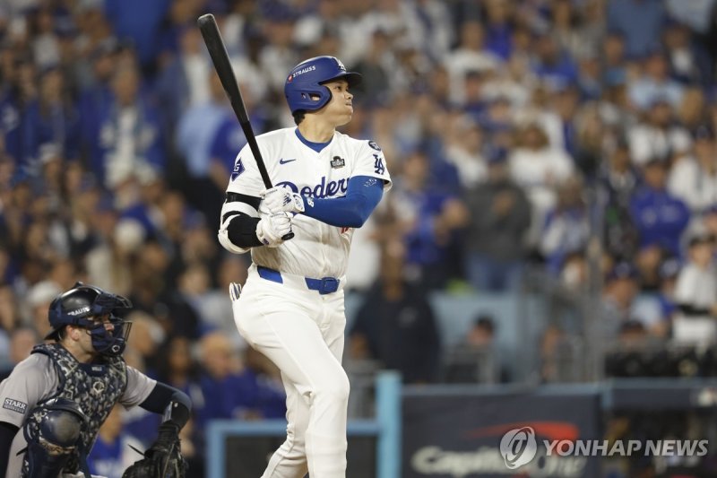 월드시리즈 첫판을 소화한 오타니 쇼헤이 epa11683902 Los Angeles Dodgers designated hitter Shohei Ohtani (R) hits a double off New York Yankees pitcher Clay Holmes as New York Yankees catcher Austin Wells (L) catches, eventually advancing to third base on a fielding error by New York Yankees second base Gleyber Torres