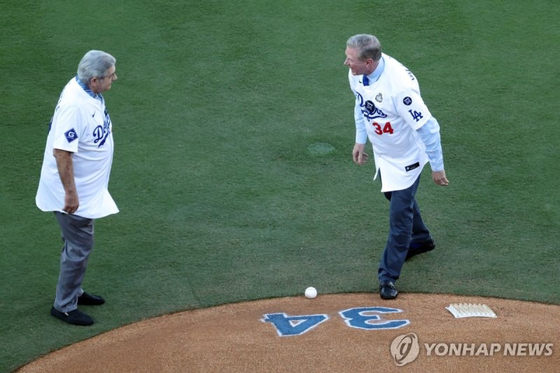 WS 1차전 시구자로 나선 오렐 허샤이저(오른쪽)와 스티브 예거 Oct 25, 2024; Los Angeles, California, USA; Los Angeles Dodgers former players Orel Hershiser and Steve Yeager honor late player Fernando Valenzuela before game one between the Los Angeles Dodgers and the New York Yankees in the 2024 MLB World Series at Dodger Sta