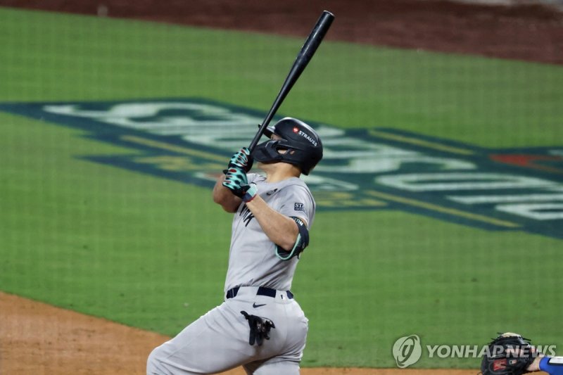 양키스 스탠턴의 힘찬 홈런 스윙 Oct 25, 2024; Los Angeles, California, USA; New York Yankees designated hitter Giancarlo Stanton (27) hits a two run home run in the sixth inning against the Los Angeles Dodgers during game one of the 2024 MLB World Series at Dodger Stadium. Mandatory Credit: Kiyoshi Mio-Imagn Imag